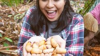 Pemilik nama lengkap Efinda Putri Andriyani ini adalah salah satu host Jejak Petualang. Parasnya yang ayu ternyata tak membuat ia takut melakukan hal yang menantang adrenalin, termasuk makan ulat dan buah aneh. Foto: instagram @findaandrian