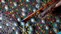 Penggunaan limbah plastik pun tak hanya dari botol-botol plastik. Maria pun memanfaatkna tutup botol untuk dijadikan lantai rumahnya.