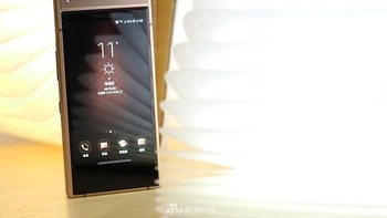 Ponsel ini dibanderol seharga 18.999 yuan atau sekitar Rp 40 juta. Foto: Sina Mobile