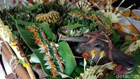 Berbagai macam sesaji hasil bumi seperti bawang daun, kentang kobes serta makanan khas Tengger Bromo turut disediakan dalam upacara Unan-unan.
