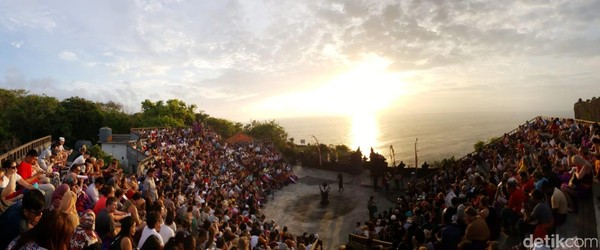 Pura Uluwatu berada di ujung atas tebing setinggi 70 meter dan menghadap ke lautan. Area pura pun juga ditinggali oleh puluhan kera ekor panjang. Dari sini kamu bisa menatap luas ke arah Samudera Hindia. Dan di Pura Uluwatu juga menampilkan tari kecak dengan sunset memukau yang menjadi penutupnya. (Syanti/detikTravel) Pura Uluwatu berada di ujung atas tebing setinggi 70 meter dan menghadap ke lautan. Area pura pun juga ditinggali oleh puluhan kera ekor panjang. Dari sini kamu bisa menatap luas ke arah Samudera Hindia. Dan di Pura Uluwatu juga menampilkan tari kecak dengan sunset memukau yang menjadi penutupnya. (Syanti/detikTravel)