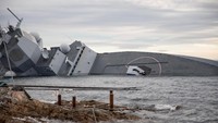 Air begitu banyak masuk ke lambung kapal hingga akhirnya seluruh badan kapal terendam. Namun ini kapal tersebut sudah ditarik ke pantai terdekat. Jakob Ostheim/Norwegian Coastal Administration/Handout via Reuters.