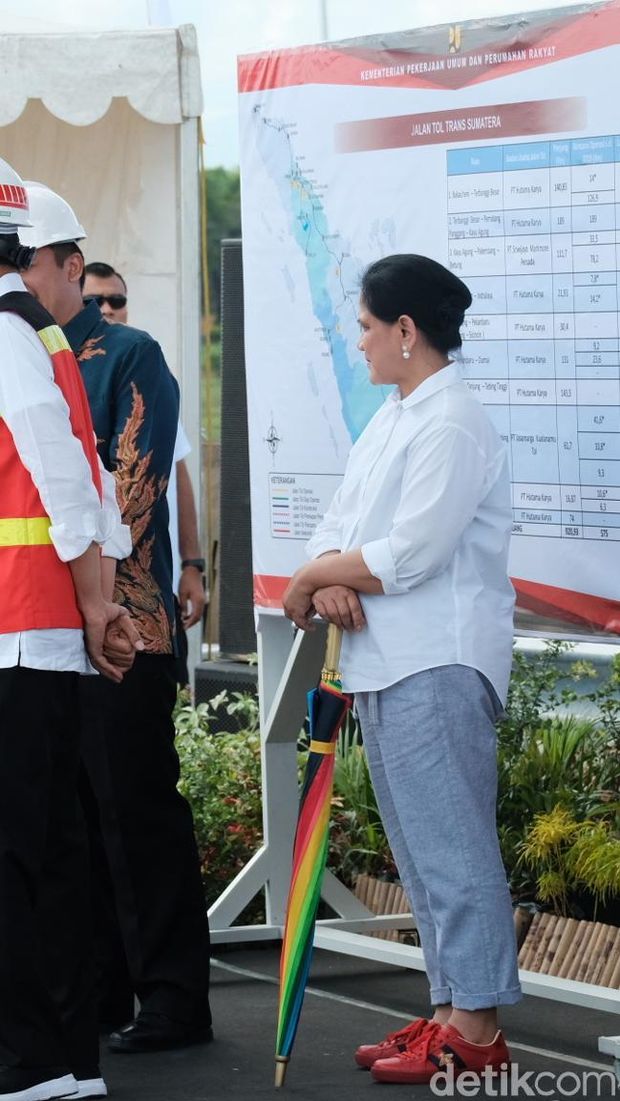 Intip Gaya Seru Iriana Jokowi, Pakai Kain Batik Berpadu Sneakers