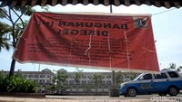 Pulau D yang menjadi bagian dari pulau reklamasi di Teluk Jakarta masih disegel Pemprov DKI Jakarta. Rencananya segel itu akan dicabut hari ini, Jumat (23/11/2018) namun rencana itu batal dilakukan. Undangan ke wartawan sudah disebar, namun itu tadi, akhirnya dibatalkan.