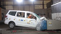 Wuling Confero adalah model pertama di bawah merek Wuling yang diuji oleh ASEAN NCAP. MVP ini dilengkapi dengan Seatbelt Reminder System untuk pengemudi dan penumpang depan sebagai standar di seluruh varian. Meskipun Electronic Stability Control tidak tersedia dalam varian apa pun, Anti-lock Braking System menjadi paket opsional dalam pembelian Wuling Confero. Dengan skor keseluruhan 36,94 poin, Wuling Confero mendapatkan satu bintang dari ASEAN NCAP. Foto: Dok. ASEAN NCAP