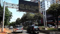 Akibatnya videotron itu kini rusak dan tidak berfungsi.
