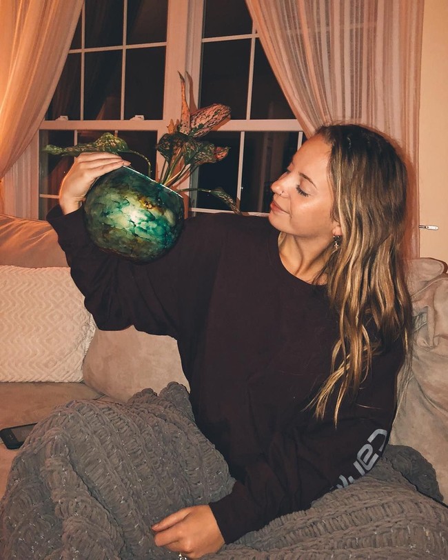 Tren foto selfie lama-kelamaan tampak membosankan. Kini ada tren foto terbaru di Instagram yakni berpose dengan tanaman.  Foto: Instagram