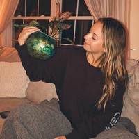 Tren foto selfie lama-kelamaan tampak membosankan. Kini ada tren foto terbaru di Instagram yakni berpose dengan tanaman.  Foto: Instagram