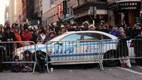 Warga pun berkumpul di jalanan kota New York untuk menyaksikan parade Hari Thanksgiving. Brendan McDermid/Reuters.