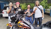 Komunitas Harley Club Bandung sedang menjemput anggota dari Ciamis di Jalan Iwa Kusuma Somantri, Jumat (23/11/2018).