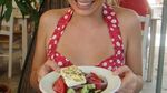 Selain Gemar Salad, Margot Robbie Juga Suka Es Krim dan Cake