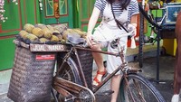 Efinda juga sering memajang foto kocak. Seperti foto yang satu ini ketika ia menjajal sepeda penjual nanas.  Foto: instagram @findaandrian