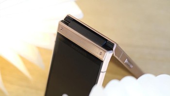 Ada dua pilihan memori internal, yakni 128 GB dan 256 GB. Foto: Sina Mobile