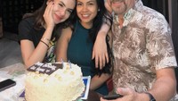 Bisa tebak wajah manis Steffi dari mana? Ibunya berdarah Indramayu dan ayahnya dari Jerman. Ini pose bahagia Steffi kala merayakan ulang tahun ibunya. Foto: Instagram steffizamoraaa