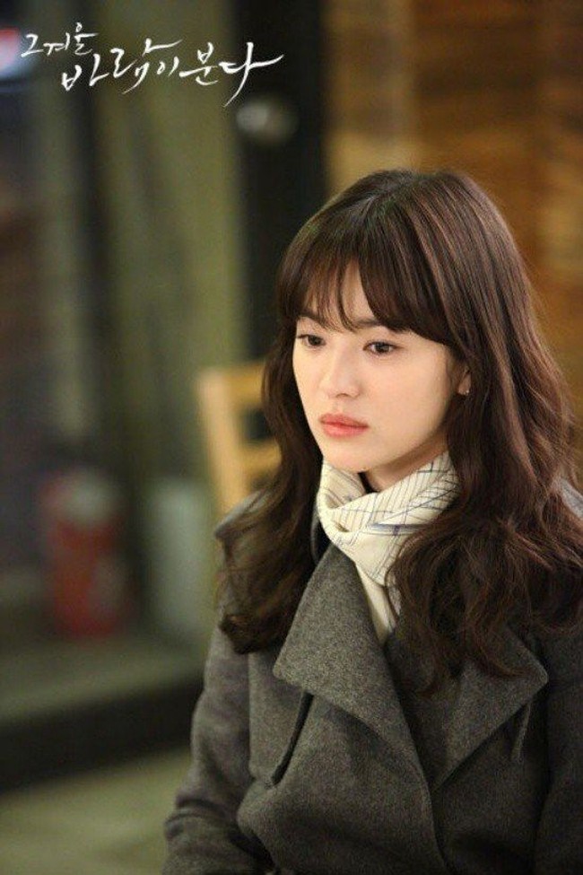 Di 2013, Hye Kyo kembali tampil di drama melankolis That Winter, the Wind Blows. Ia berperan sebagai gadis buta.  Foto: istimewa