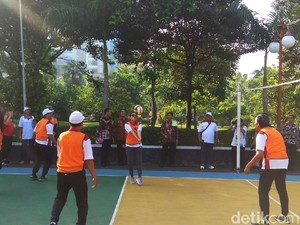 Cari Keringat, Sri Mulyani Main Voli Lawan Bos OJK