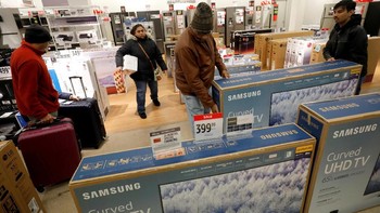 Begitu dibuka, toko-toko langsung diserbu. Foto: Reuters