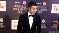 Marcus juga terlihat elegan lewat setelan tuxedo hitamnya.