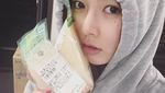 Cantiknya Alami! Ini Momen HyunA Saat Ngopi dan Makan Waffle