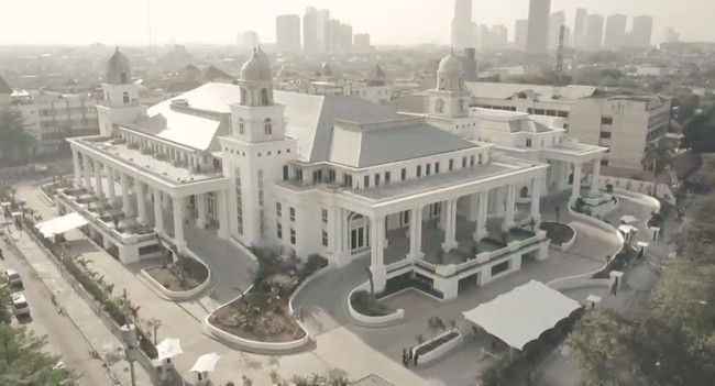 The Opus Grand Ballroom, The Tribrata Dharmawangsa merupakan bangunan bergaya kolonial yang klasik. Tampak depan, gedung ini terlihat dan mewah. Foto: Screenshot Youtube