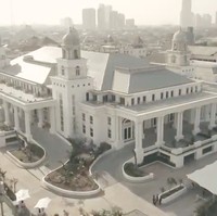 The Opus Grand Ballroom, The Tribrata Dharmawangsa merupakan bangunan bergaya kolonial yang klasik. Tampak depan, gedung ini terlihat dan mewah. Foto: Screenshot Youtube