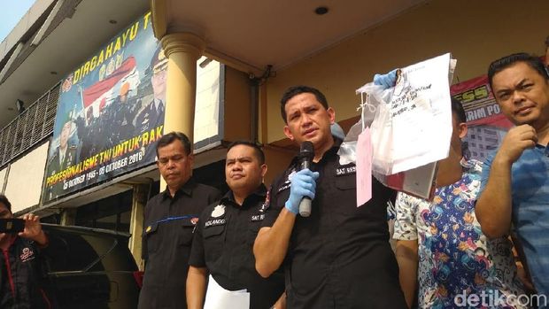 Kasat Reskrim Polres Metro Jakarta Barat AKBP Edy Suranta Sitepu jumpa pers pengembangan kasus penangkapan Hercules