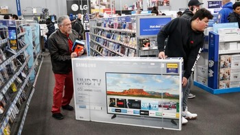 Kadang barang diskonan habis, jadi harus cepat-cepat dibeli jika tidak ingin keduluan. Foto: Getty Images