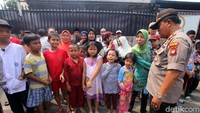 Warga hanya bisa melihat proses rekonstruksi dari kejauhan.