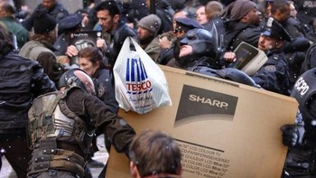 Batman juga tampak sedang berebut televisi dengan Bain. Foto: Istimewa