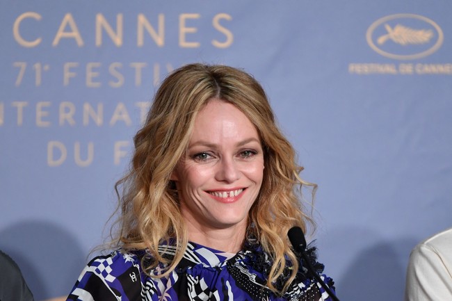 Vanessa Paradis mungkin sudah tak terlalu aktif sebagai model. Namun ia adalah salah satu pelopor model yang bangga dengan gigi renggang, tak rapi, dan tak putih cemerlang. Mengapa aku harus memperbaikinya. Aku terlahir dengan itu. Aku bisa menyemburkan air dari situ. Itu berguna, kata ibu dari model Lily Depp itu. Foto: Getty Images