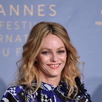 Vanessa Paradis mungkin sudah tak terlalu aktif sebagai model. Namun ia adalah salah satu pelopor model yang bangga dengan gigi renggang, tak rapi, dan tak putih cemerlang. Mengapa aku harus memperbaikinya. Aku terlahir dengan itu. Aku bisa menyemburkan air dari situ. Itu berguna, kata ibu dari model Lily Depp itu. Foto: Getty Images