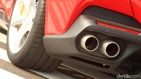 Berkat mesin tersebut suara garang khas Ferrari pun terdengar saat mobil di starter. Yang cukup keren Otolovers, raungan suara mesin garang itu tak membuat telinga sakit seperti pada umumnya.