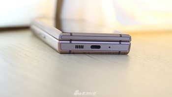 Terdapat port USB Type C di bagian bawahnya. Foto: Sina Mobile