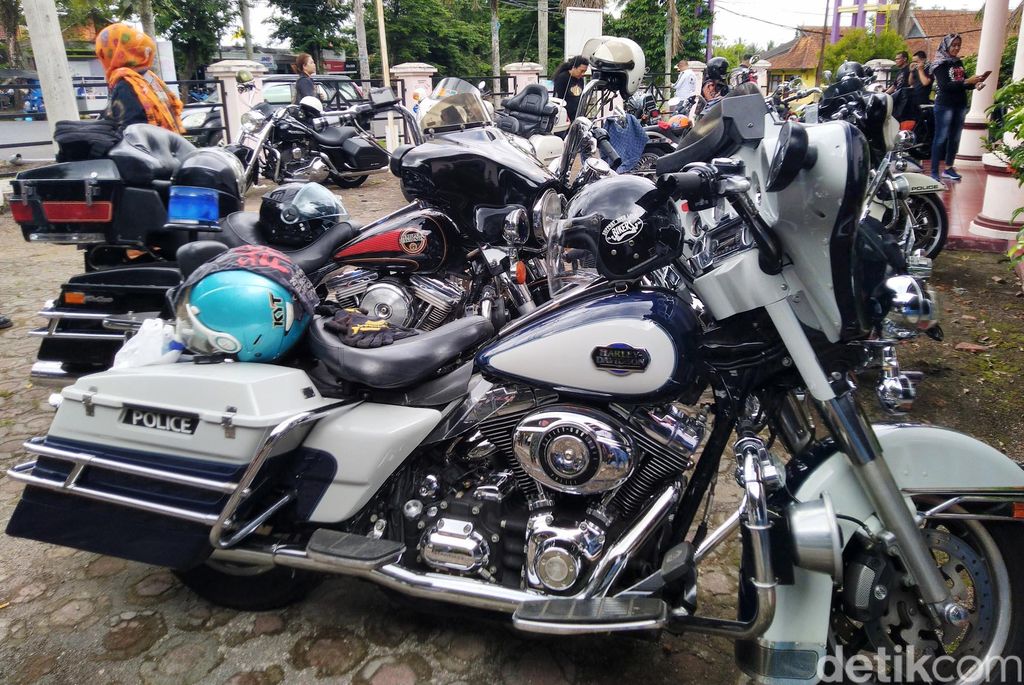 Klub Motor Gede (Moge) tertua di Indonesia, Harley Club Bandung (HCB) melakukan touring ke Pangandaran, Jawa Barat.