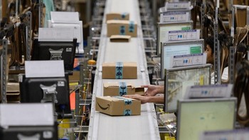 Diperkirakan ada jutaan barang dipesan dari Amazon selama Black Friday. Foto: Getty Images
