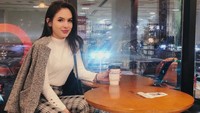 Pemilik nama lengkap Stefhanie Zamora Husen ini sedang liburan di Seoul. Ia mampir menyesap kopi untuk hangatkan badan. Slurpp! Foto: Instagram steffizamoraaa
