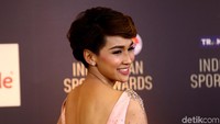 Kamidia Radisti juga ikut hadir di gold carpet. Presenter olahraga ini terlihat anggun lewat balutan dress berwarna pink.