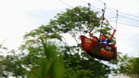 Wahana ini sangat cocok bagi traveler yang ingin memacu adrenalin ataupun yang hobi berswafoto dengan di atas ketinggian. Naik di atas kapal, traveler akan diajak meluncur sejauh 40 meter. (Bakrie/detikTravel)