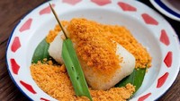 Kalau ini ketan serundeng khas Cirebon. Ketan pulen dibentuk empat segi panjang lalu ditaburi serundeng pedas gurih. Foto : Instagram @vousdru