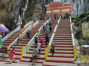 Menikmati Kemegahan Bukit Kapur Berwarna Warni