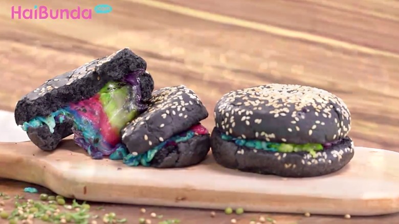 Resep Burger Hitam Rainbow Cheese/ Foto: Semua Bisa Masak TransTV Resep Burger Hitam Rainbow Cheese/ Foto: Semua Bisa Masak TransTV
