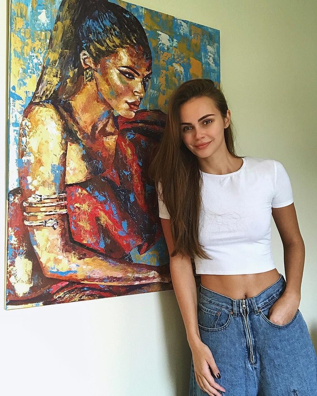 Proyek keduanya adalah kolaborasi dengan merek kosmetik internasional IsaDora. Xenia menjadi model untuk produk Lash Volume Mascara Grand Styler. Ketiga, Xenia telah setuju untuk menjadi model pelembab dan produk tabir surya dari merek Hawaiian Tropic. Foto: Instagram @xeniadeli