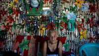Maria mengumpulkan botol plastik yang ia gunakan untuk menjadi dinding rumahnya. Tak hanya itu, ia pun menghias rumahnya dengan bunga-bunga yang terbuat dari botol plastik beraneka warna.