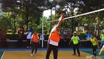 Sri Mulyani Main Voli Pakai Kacamata Hitam, Silau Bu?