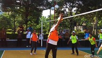 Sri Mulyani berada di tim dengan rompi oranye bersama Wakil Menteri Keuangan Mardiasmo dan personil lainnya. Sementara tim lawan dengan rompi hijau diisi oleh Ketua Dewan Komisioner (DK) OJK Wimboh Santoso, Anggota DK OJK Bidang Edukasi dan Perlindungan Konsumen Tirta Segara, serta Sekretaris Kementerian Koordinator (Menko) Bidang Perekonomian Susiwijono Moegiarso.
