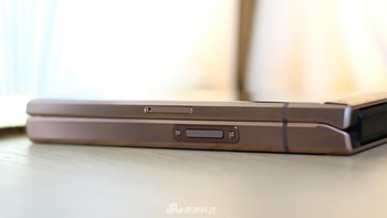 Terdapat slot microSD yang mendukung hingga 512 GB. Foto: Sina Mobile