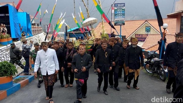 Melihat Upacara Unan-unan Suku Tengger di Kaki Gunung Bromo