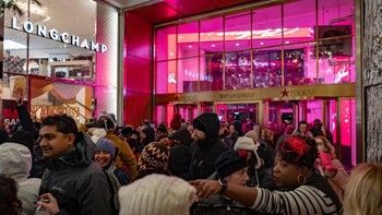 Mereka tak mau kehilangan kesempatan mendapatkan barang dengan harga super miring. Foto: Getty Images