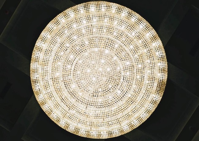 Lampu chandelier yang menambah kesan mewah pada ruangan. Foto: Instagram/@thetribrata
