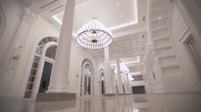 Suasana gedung di Tribrata Dharmawangsa saat malam hari. Gaya Eropa sangat kental terlihat di sini. Foto: Screenshot Youtube
